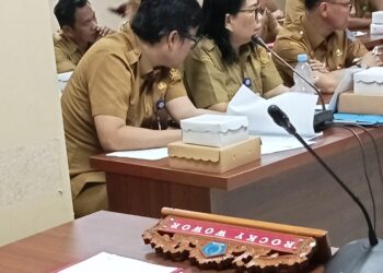 Terlihan papan nama terbaring diduga tanpa anggota saat RDP. (foto: meikel/barta)