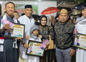 Anggota DPD RI Rahmijati Jahja bersama pemenang Pentas Kreasi Dendang Sahur. (foto: istimewa)
