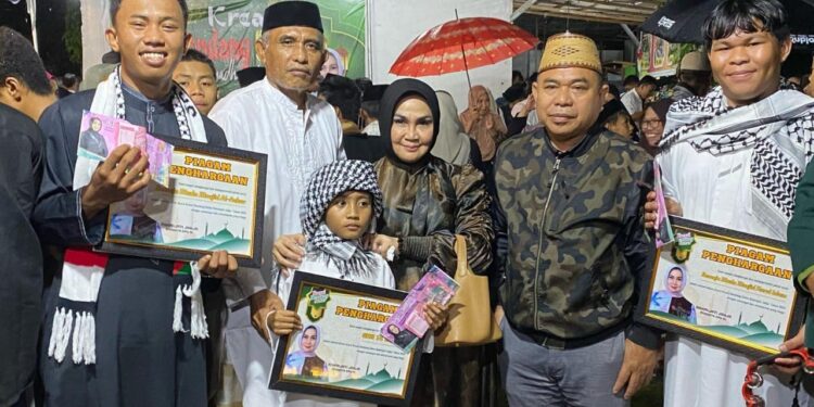 Anggota DPD RI Rahmijati Jahja bersama pemenang Pentas Kreasi Dendang Sahur. (foto: istimewa)