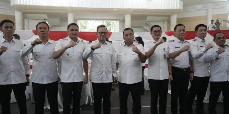 Sejumlah kepala daerah se-Sulut menghadiri rapat koordinasi implementasi efisiensi anggaran yang dibuka Wamen Bima Arya. (foto: Humas Pemkab Minut)