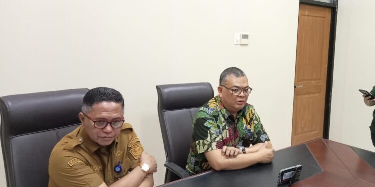 Ketua Fraksi Gerindra Sulut, Louis Carl Schramm didampingi Plt Sekwan, Niklas Silangen. (foto: meikel/barta)