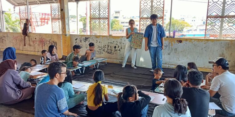 Smansa Manado saat melakukan pembelajaran bagi anak-anak di Pasar Bersehati. (foto; meikel/barta)