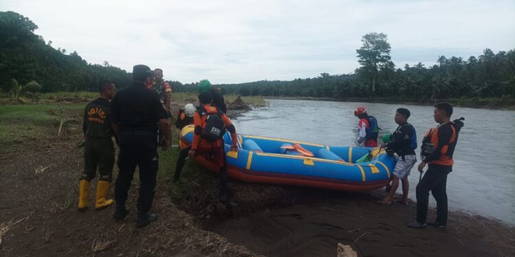 Tim Pencarian Orang Hanyut di Sungai Poigar Satu Minsel. (foto; istimewa)
