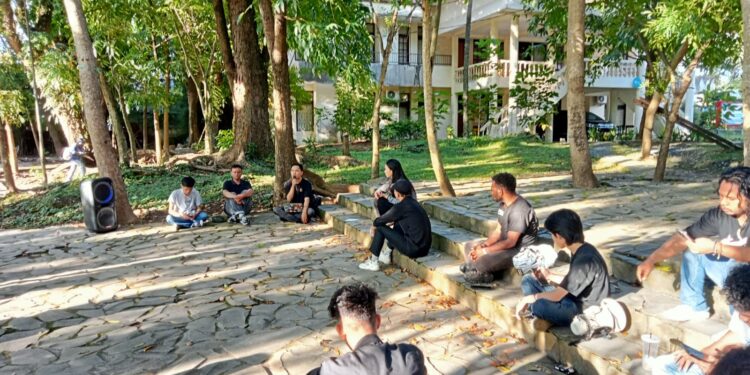 Sekumpulan Mahasiswa Berdiskusi Terkait UU TNI. (foto; meikel/barta)