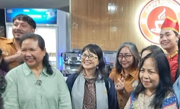 Wakil Menteri Pendidikan Tinggi, Sains dan Teknologi (Wamendiktisaintek) Republik Indonesia (RI), Prof. Stella Christie, B.A.,M.A.,Ph.D bersama pimpinan Polimdo. (foto; istimewa)