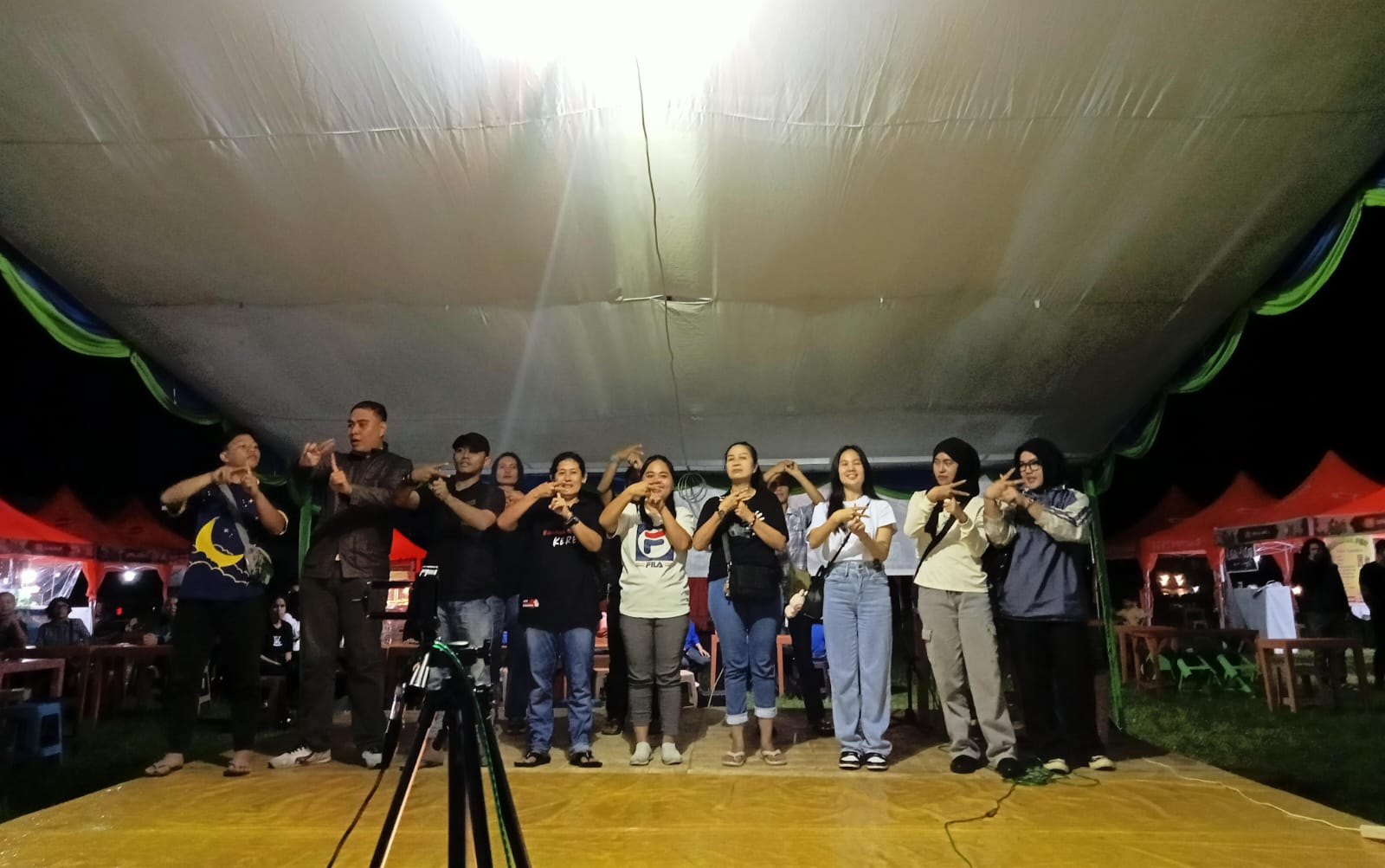 Peringatahan Hari Perempuan Internasional oleh WOI dengan agenda belajar bahasa isyarat. (foto: meikel/barta)