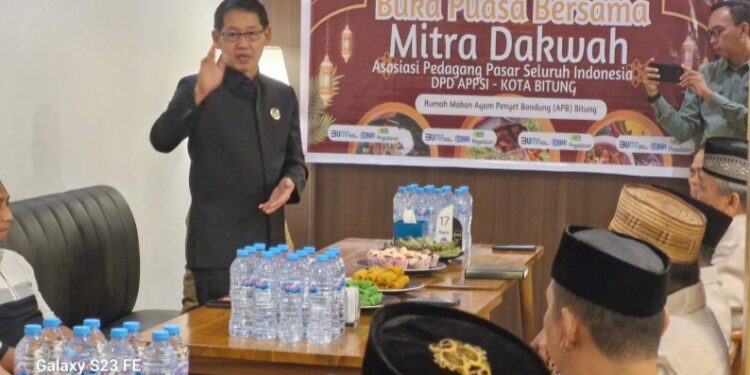 Wali Kota Bitung Hengky Honandar, memberikan sambutan dalam acara buka puasa bersama Mitra Dakwah. (Foto: Chris/barta1)