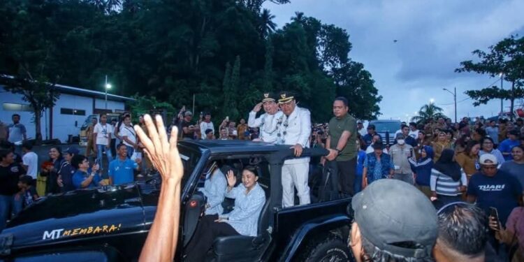 Foto: Antusiasme warga Sangihe menyambut Bupati dan Wakil Bupati Sangihe (Dok. Julien Manangkalangi)