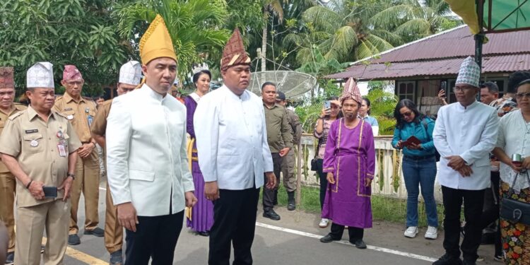 Foto: Bupati dan Wakil Bupati Kepulauan Sangihe, Michael Thungari dan Tendris Bulahari disambut secara adat di Kampung Salurang. (Dok. Rendy/barta1)