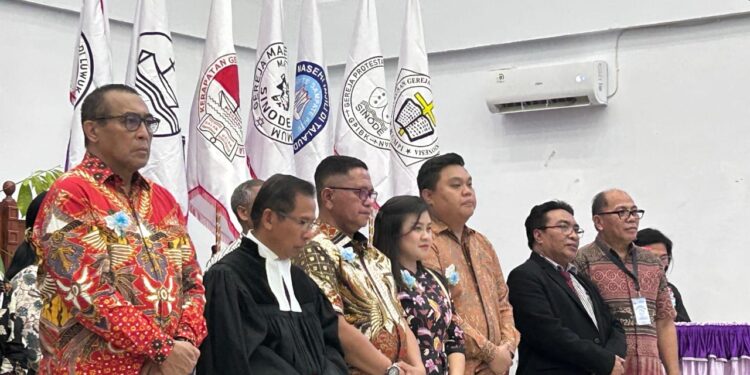 Foto: Wakil Bupati Kepulauan Sangihe, Tendris Bulahari, berdiri di jejeran petinggi GMIST dan PGI. (Dok. Istimewa)
