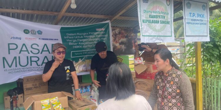 FOTO: Ketua TP PKK, Wakil Ketua TP PKK, Ny. Cherry S. Thungari Soeyoenus, Ny. Agnes Bulahari Walukow, Gerakan Pangan Murah, Kabupaten Kepulauan Sangihe. (Dok. Istimewa)
