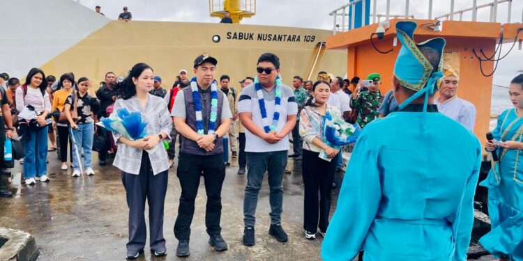 Foto: Bupati, Wakil Bupati Sangihe bersama Ketua dan Wakil TPPKK Sangihe tiba di Kawaluso. (Dok. Istimewa)