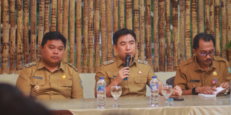 Foto: Bupati Kepulauan Sangihe Michael Thungari Menyampaikan Gagasannya Kepada Sejumlah Jurnalis di Sangihe. (Dok. Istimewa)