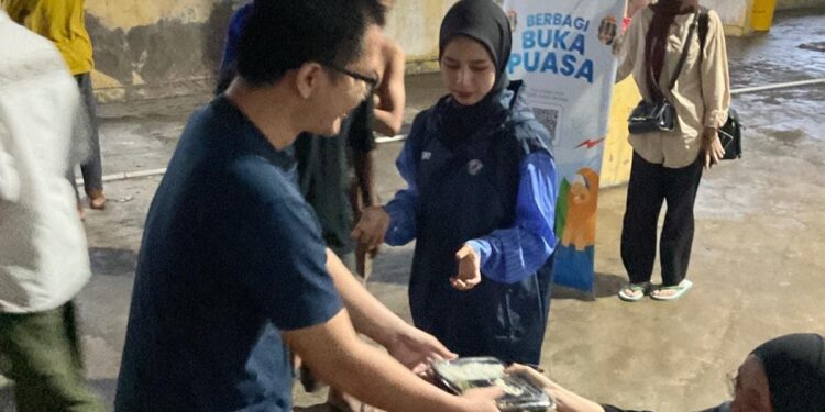 YBM BRILiaN Manado berbagi kepada anak-anak Komunitas Dinding Manado. (Foto: istimewa)