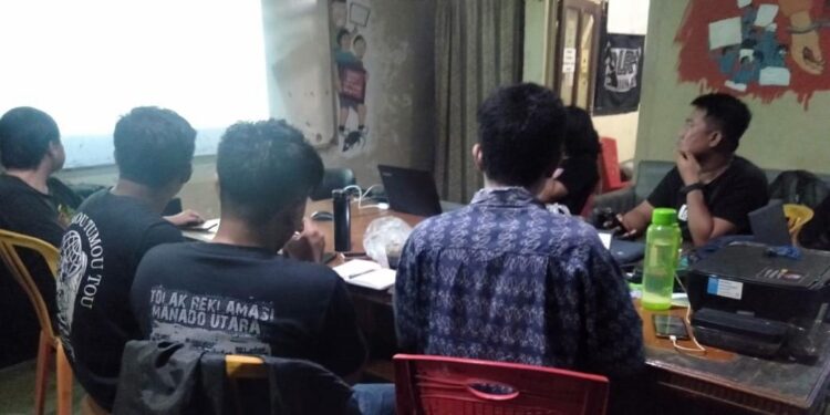 Koalisi Advokasi Lingkungan Hidup dan Pesisir Manado saat berdiskusi. (Foto: meikel/barta)