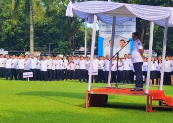 Gubernur Yulius Selvanus memimpin apel perdana jajaran Pemprov Sulut di Kantor Gubernur, Rabu (05/03/2025) pagi. (Foto: barta1)