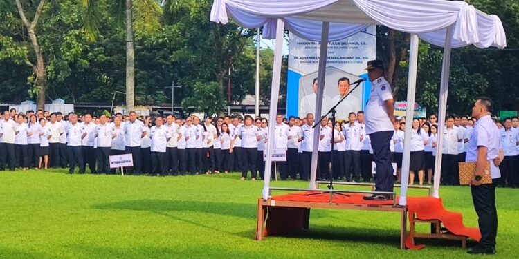 Gubernur Yulius Selvanus memimpin apel perdana jajaran Pemprov Sulut di Kantor Gubernur, Rabu (05/03/2025) pagi. (Foto: barta1)