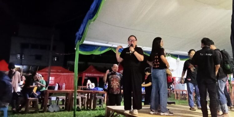 Head Creative WOI Dea Christy saat membaca acara. (foto: meikel/barta)