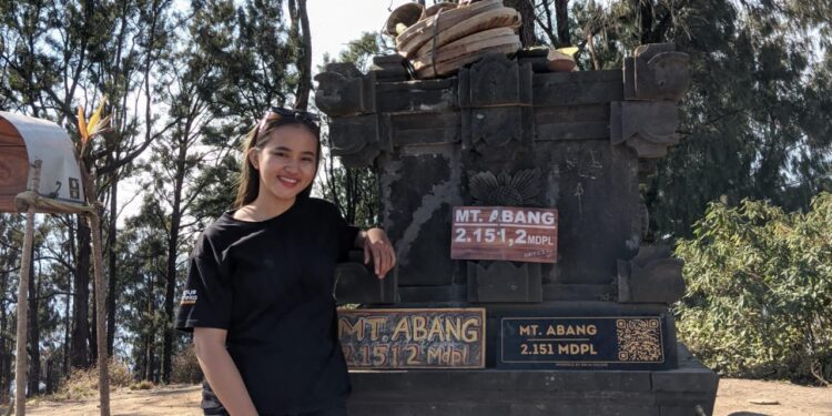 Cindy Lestari Pangajow saat berada di top Puncak Gunung Abang. (foto: istimewa)