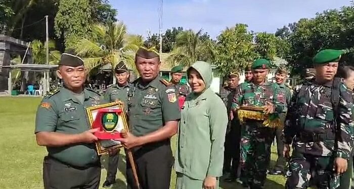 Dandim 1310/Bitung memberikan penghargaan kepada purna tugas. (foto: Chris/Barta1)