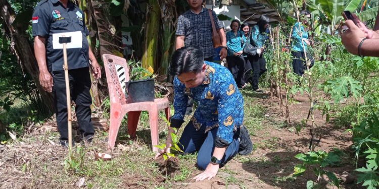 Foto: Bupati Kepulauan Sangihe, Michael Thungari mengambil bagian dalam penanaman pohon di Kampung Kuma. (Dok. Rendy/Barta1)