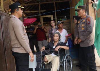 Fredy Pudi ketika menggunakan kursi roda, bantuan Kapolres Bitung.