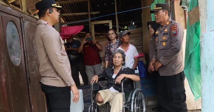 Fredy Pudi ketika menggunakan kursi roda, bantuan Kapolres Bitung.
