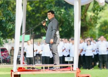 Gubernur Yulius Selvanus pimpin apel di Kantor Gubernur Sulawesi Utara. (foto: Humas Pemprov Sulut)