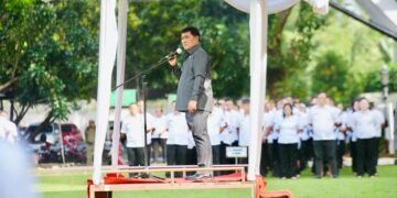 Gubernur Yulius Selvanus pimpin apel di Kantor Gubernur Sulawesi Utara. (foto: Humas Pemprov Sulut)