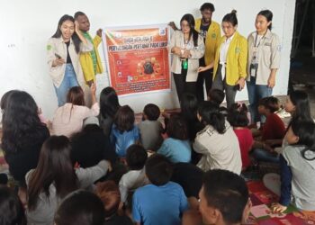 Himpunan Mahasiswa Program Studi (Himapro) Ilmu Keperawatan Unika De La Salle Manado saat memberikan edukasi. (foto: meikel/barta)