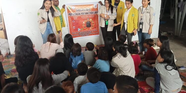 Himpunan Mahasiswa Program Studi (Himapro) Ilmu Keperawatan Unika De La Salle Manado saat memberikan edukasi. (foto: meikel/barta)