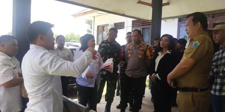 Kapolres Kepulauan Talaud, AKBP Arie Sulistyo Nugroho, S.I.K., M.H. saat menghadiri dan menyaksikan pemusnahan surat suara rusak dan berlebih di kantor KPU Talaud.