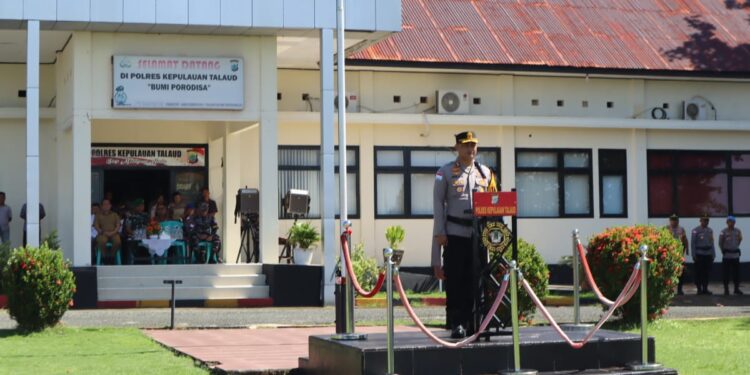 Kapolres Kepulauan Talaud, AKBP Arie Sulistyo Nugroho, S.I.K., M.H. saat memimpin apel pergeseran pasukan.
