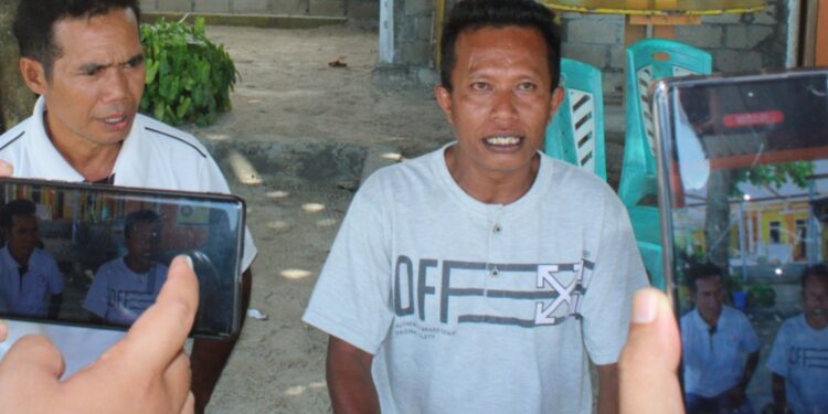 Ketua Forum Masyarakat Peduli PSU Damai Kecamatan Essang, Steven Andolo bersama Sekretaris, Max Donal Pandaa.