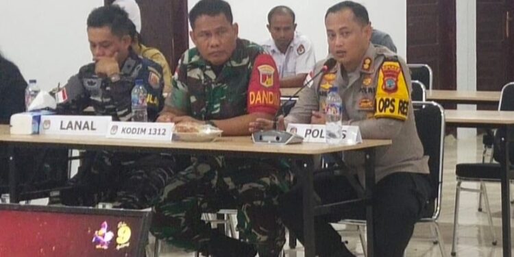 Kapolres Kepulauan Talaud, AKBP Arie Sulistyo Nugroho, S.I.K., M.H. saat berbicara di forum Rakor PSU.