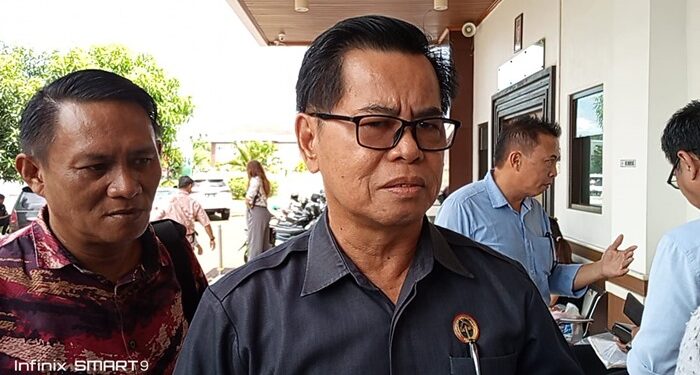 Kuasa hukum Adv Eric Tengor SH memberikan keterangan seusai sidang. (foto: Chris/Barta1)