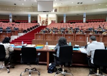 Pansus LKPJ Gubernur 2024 saat melakukan pembahasan degan Dinas Kesehatan dan UPTD RS. (Foto; meikel/barta)