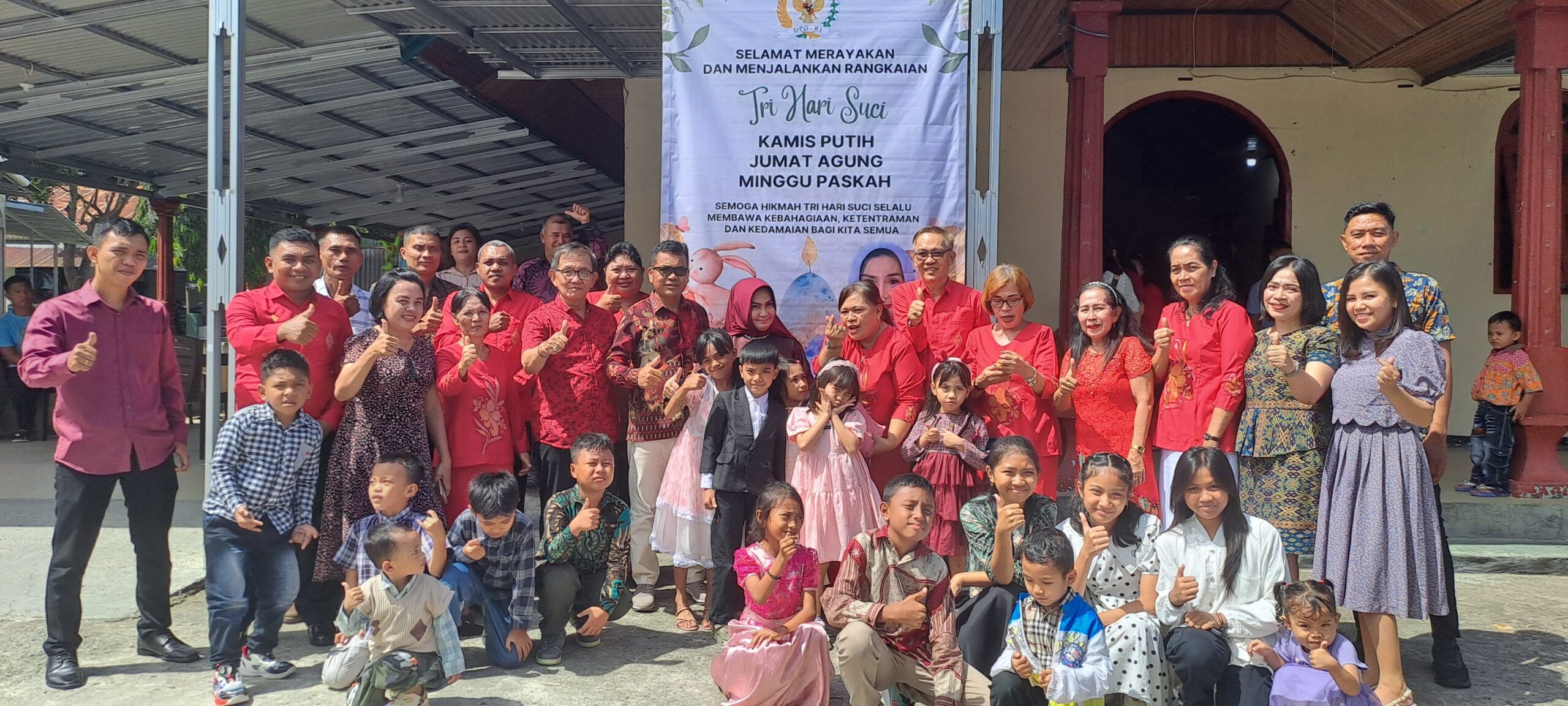 Rahmijati Jahja Bersama Jemaat Gereja Jemaat Hosiana Tinelo. (foto: istimewa)