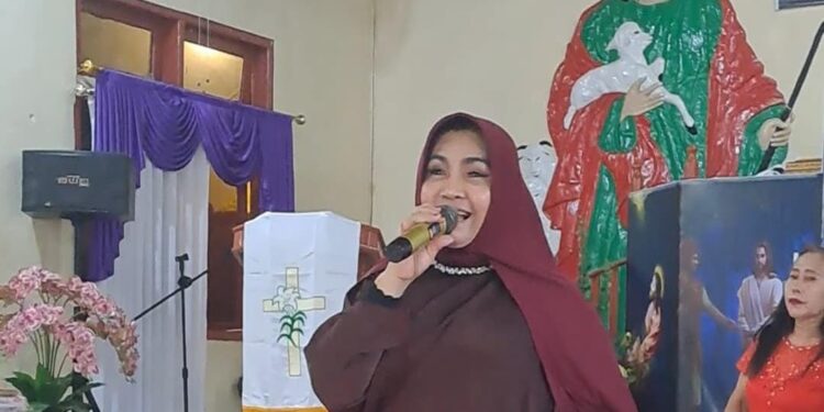 Rahmijati Jahja saat memberikan sambutan di Gereja Jemaat Hosiana Tinelo. (foto: istimewa)