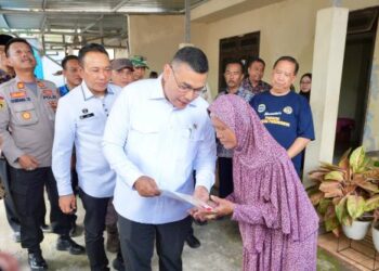 Wamen ATR/Waka BPN Serahkan Sertipikat Elektronik Door to Door di Semarang