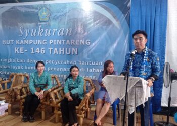 Foto: Bupati Michael Thungari saat menyampaikan sambutan dalam HUT 146 Kampung Pintareng. (Dok.Rendy/Barta1)
