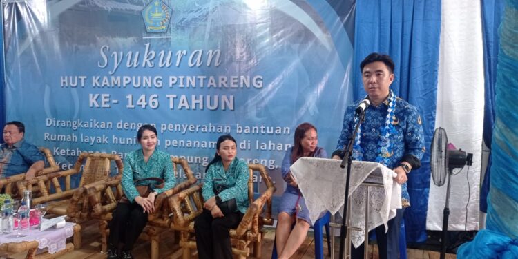 Foto: Bupati Michael Thungari saat menyampaikan sambutan dalam HUT 146 Kampung Pintareng. (Dok.Rendy/Barta1)