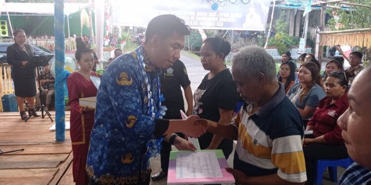 Foto: Bupati Sangihe Michael Thungari menyerahkan bantuan RTLH kepada masyarakat Kampung Pintareng. (Dok.Rendy/Barta1)