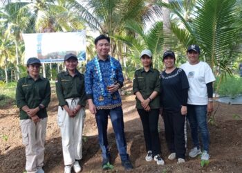 Foto: Bupati Kepulauan Sangihe, Michael Thungari bersama para penyuluh pertanian di lahan Ketahanan Pangan Kampung Pintareng. (Dok. Rendy/Barta1)