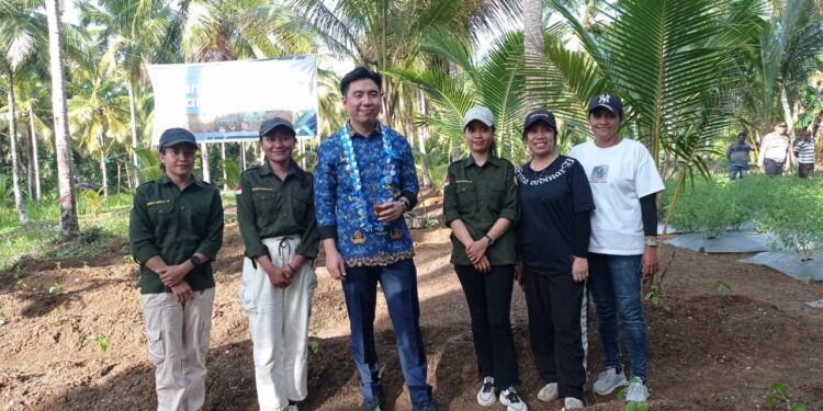 Foto: Bupati Kepulauan Sangihe, Michael Thungari bersama para penyuluh pertanian di lahan Ketahanan Pangan Kampung Pintareng. (Dok. Rendy/Barta1)
