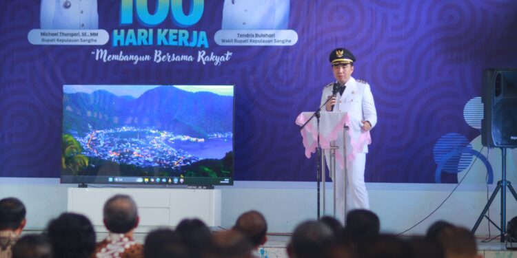Foto: Bupati Kepulauan Sangihe, Michael Thungari menyampaikan sambutan launching program 100 hari. (Dok. Yosman Limpong)