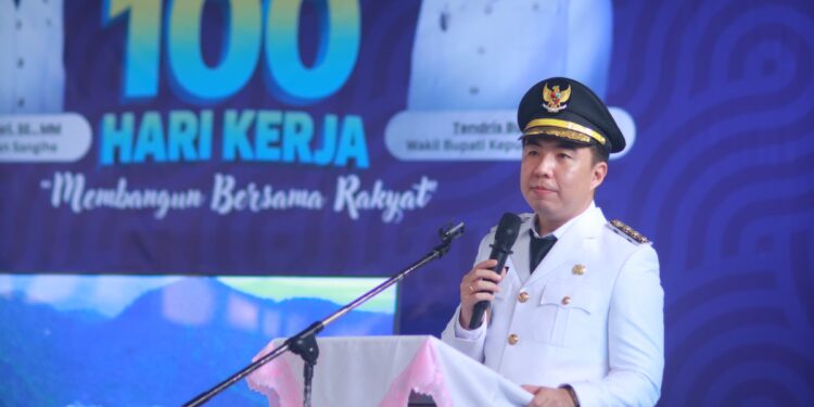 Foto: Bupati Kepulauan Sangihe Michael Thungari menyampaikan sambutan pada launching program 100 hari. (Dok. Yosman Limpong)