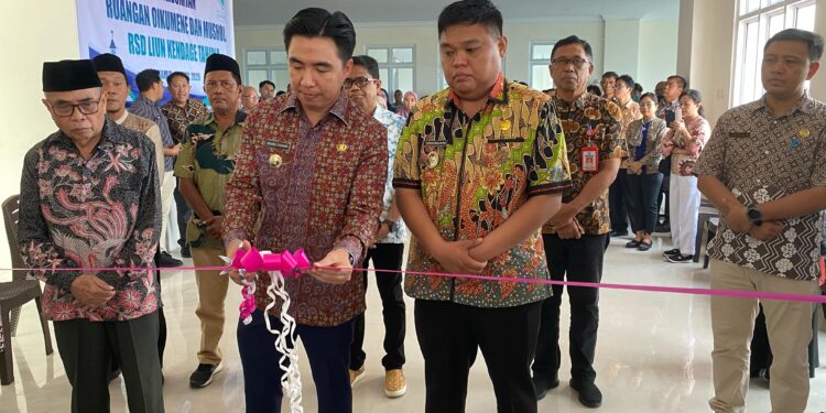 Foto: Bupati dan Wakil Bupati Kepulauan Sangihe Melaksanakan Pengguntingan Pita pada Peresmian ruang Musola dan Oikumene di RSD Liun Kendage Tahuna. (Dok.Istimewa)