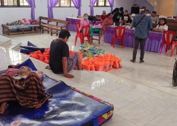 Foto: Warga yang mengungsi di salah satu rumah ibadah di Kampung Barangkalang. (Dok. Istimewa)