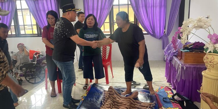 Foto: Ketua DPRD Kabupaten Kepulauan Sangihe, Ferdy Sondakh, turun langsung ke lokasi bencana banjir bandang yang melanda Dusun Bulude. (Dok. Istimewa)